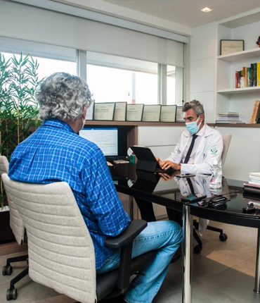 Elaboração do plano alimentar junto com o(a) paciente e solicitação/análise de exame sangue completo